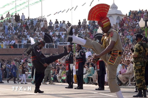 Binh sỹ biên phòng Pakistan và Ấn Độ tại lễ hạ cờ tại cửa khẩu biên giới Wagah. (Nguồn: AFP/TTXVN) 