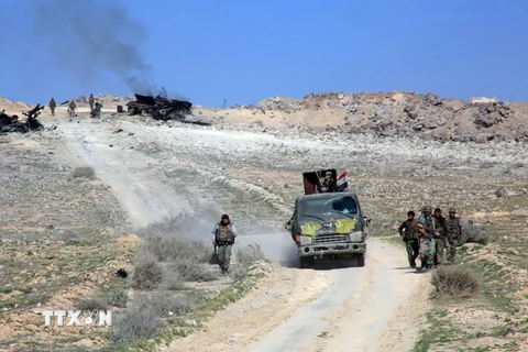 Binh sỹ Syria làm nhiệm vụ tại thị trấn Khanasser, Aleppo. (Nguồn: AFP/TTXVN) 