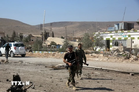 Binh sỹ Syria làm nhiệm vụ tại thị trấn Khanasser, Aleppo. (Nguồn: AFP/TTXVN) 