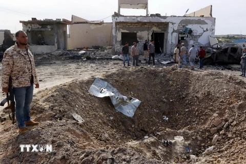 Hố bom ở Msillata, gần thành phố Khoms, Libya. (Nguồn: AFP/TTXVN)