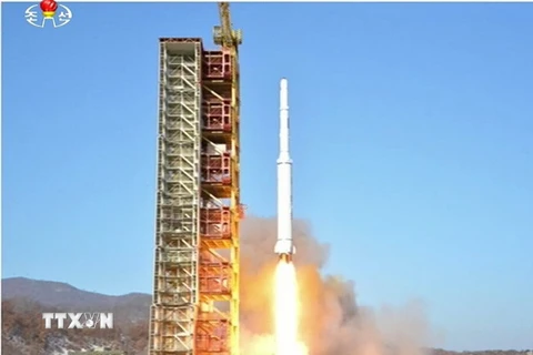 Tên lửa mang theo vệ tinh Kwangmyongsong-4 rời bệ phóng. (Nguồn: YONHAP/TTXVN)