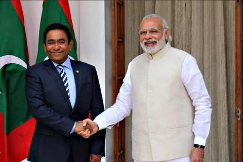 Thủ tướng Ấn Độ Narendra Modi (phải) và Tổng thống Maldives Abdulla Yameen Abdul Gayoom.