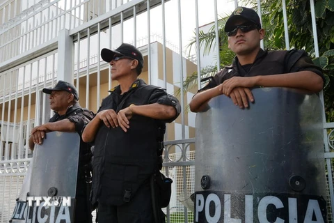 Cảnh sát gác bên ngoài văn phòng đại diện của Công ty luật Mossack Fonseca ở Lima. (Nguồn: AFP/TTXVN) 