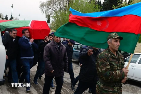 Tang lễ một binh sỹ Azerbaijan thiệt mạng trong vụ xung đột với lực lượng Azeri và Armenia. (Nguồn: THX/TTXVN)