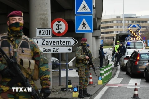 Cảnh sát và binh sỹ Bỉ gác tại lối vào sân bay Zavemtem. (Nguồn: AFP/TTXVN)