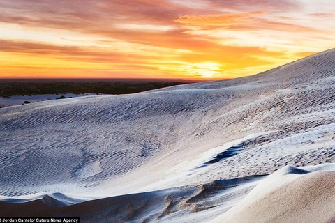 Đắm mình trong những "đồi kem" cát trắng bên bờ biển Tây Australia