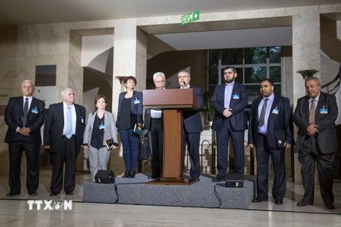Các thành viên Ủy ban đàm phán cấp cao đại diện cho lực lượng đối lập Syria trong cuộc họp báo tại Geneva (Thụy Sĩ) ngày 13/4. (Nguồn: THX/TTXVN) 