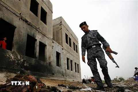 Nhân viên an ninh Iraq điều tra tại hiện trường vụ đánh bom. (Nguồn: AFP/TTXVN)