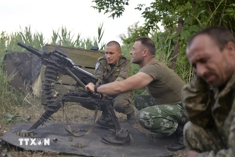 Binh sỹ Ukraine sử dụng súng phóng lựu tự động trong cuộc xung đột với lực lượng ly khai miền Đông ở gần Avdeevka, vùng Donetsk. (Nguồn: AFP/TTXVN)
