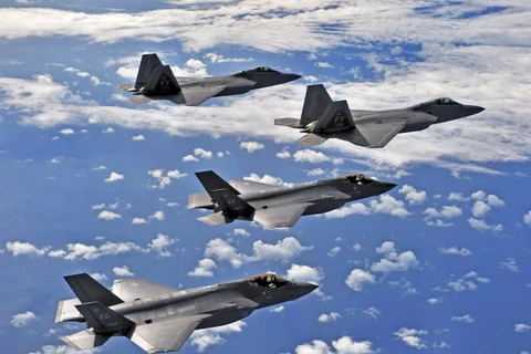 Mỹ triển khai tiêm kích F-22 trấn an các đồng minh NATO ở Đông Âu