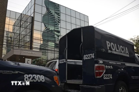 Xe của cảnh sát ở bên ngoài các văn phòng công ty luật Mossack-Fonseca ngày 12/4. (Nguồn: AFP/TTXVN) 