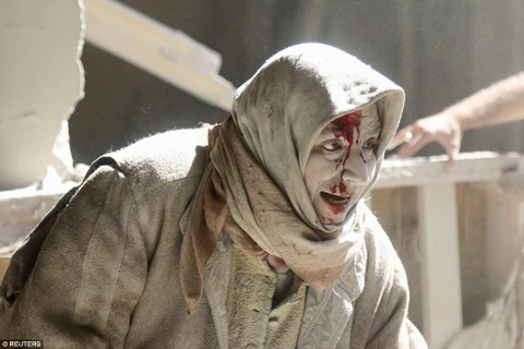 Cảnh tượng thảm khốc sau cuộc không kích bệnh viện ở Aleppo (Nguồn: Daily Mail)