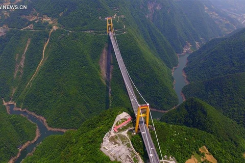 Kinh ngạc với cây cầu treo cao nhất thế giới của Trung Quốc