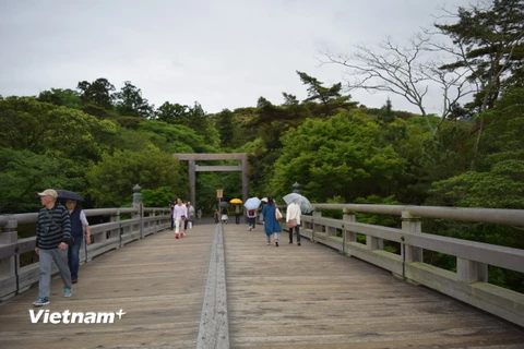 Cầu Uji nối 2 cổng chính vào đền Naiku. 