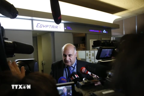 Nhân viên Hãng Egyptair trả lời phỏng vấn báo chí tại sân bay Roissy-Charles De Gaulle, gần Paris ngày 19/5. (Nguồn: AFP/TTXVN) 