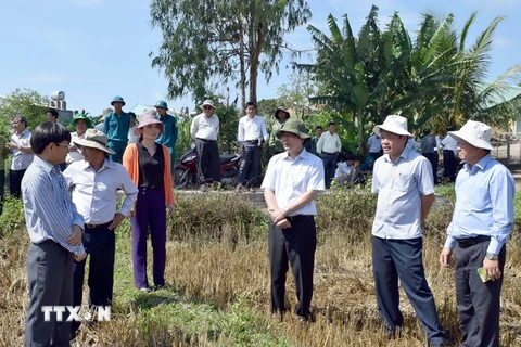 Bộ trưởng Nông nghiệp và Phát triển Nông thôn Cao Đức Phát kiểm tra tình hình hạn hán, cấp nước sinh hoạt tại huyện Sa Thầy tỉnh Kon Tum. (Ảnh: Cao Nguyên/TTXVN)