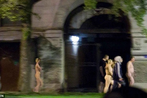 11 gái mại dâm và khách mua dâm bị buộc khỏa thân trên phố