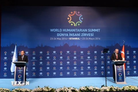 Tổng thư ký Liên hợp quốc Ban Ki-moon (trái) và Tổng thống Thổ Nhĩ Kỳ Recep Tayyip Erdogan phát biểu trong cuộc họp báo tại hội nghị ngày 24/5.