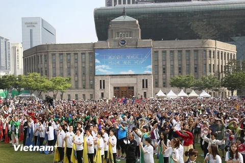 Khoảng 5.000 người tham gia đi bộ vì hòa bình tại thủ đô Seoul.