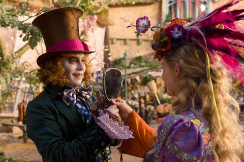 "Alice Through the Looking Glass" thất thu vì bê bối của Johnny Depp