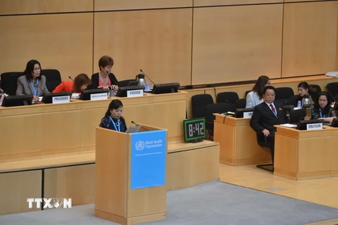 Bộ trưởng Bộ Y tế Việt Nam Nguyễn Thị Kim Tiến phát biểu tại phiên họp toàn thể Đại hội đồng WHO. (Ảnh: Hoàng Hoa/TTXVN) 