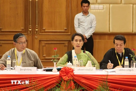 Bà Aung San Suu Kyi trong một cuộc họp ở thủ đô Nay Pyi Taw, Myanmar ngày 27/5. (Nguồn: THX/TTXVN)