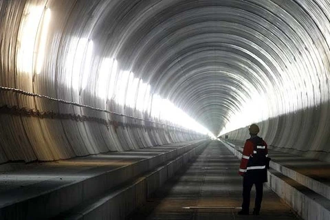 Khánh thành đường hầm xe lửa dài nhất thế giới