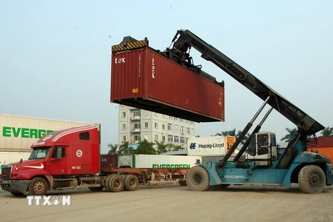 Hoạt động cảng biển kho vận hàng hóa phát triển sẽ đóng vai trò chủ lực tại khu kinh tế Đình Vũ – Cát Hải. (Ảnh: Huy Hùng/TTXVN) 