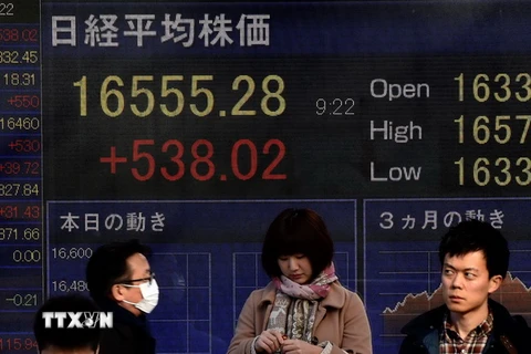 Bảng tỷ giá chứng khoán tại thủ đô Tokyo, Nhật Bản. (Nguồn: AFP/TTXVN)