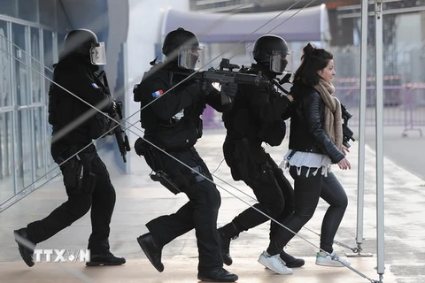 Cảnh sát Pháp tham gia cuộc diễn tập chống khủng bố tại sân vận động Toulouse. (Nguồn: AFP/TTXVN) 
