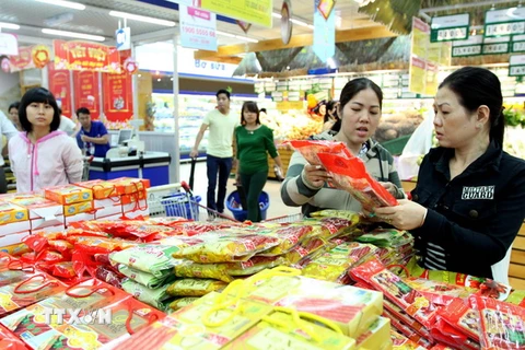 Người tiêu dùng mua sắm Tết tại hệ thống Saigon Co.op. (Ảnh: Thanh Vũ/TTXVN) 