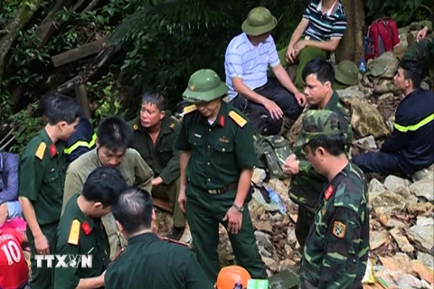 Lực lượng quân đội tìm cách tiếp cận 2 nạn nhân. (Ảnh: Trịnh Duy Hưng/TTXVN) 