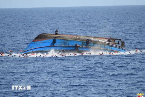 Thuyền chở người di cư bị lật ở ngoài khơi bờ biển Libya. (Nguồn: EPA/TTXVN) 