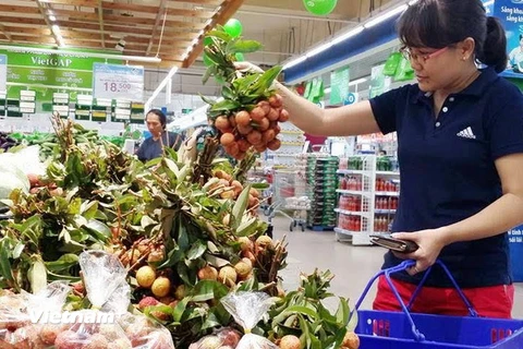 Siêu thị Thành phố Hồ Chí Minh hỗ trợ tiêu thụ hàng trăm tấn trái vải tươi. 