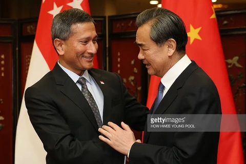 Bộ trưởng Ngoại giao Singapore Vivian Balakrishnan và người đồng cấp Trung Quốc Vương Nghị. (Nguồn: gettyimages.co.uk)