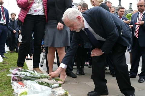 Thủ lĩnh Công đảng Anh Jeremy Corbyn (giữa) đặt hoa tưởng niệm nữ nghị sỹ Jo Cox tại thủ đô London ngày 16/6. (Nguồn: AFP/TTXVN) 