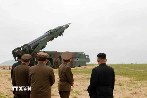 Nhà lãnh đạo Triều Tiên Kim Jong-un (phải) quan sát vụ thử tên lửa đạn đạo chiến lược đất đối đất tầm trung Hwasong-10. (Nguồn: Yonhap/TTXVN)