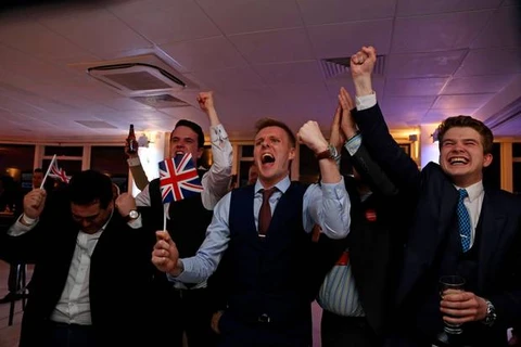 Những người ủng hộ rời EU vẫy cờ và ăn mừng khi chờ đợi kết quả bỏ phiếu ở Millbank Tower.