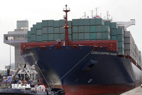Tàu chở hàng Cosco di chuyển qua kênh đào Panama mở rộng ngày 26/6. (Nguồn: EPA/TTXVN)