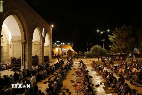 Các tín đồ Hồi giáo Palestine cầu nguyện tại khu đền al-Aqsa ở Jerusalem. (Nguồn: THX/TTXVN) 