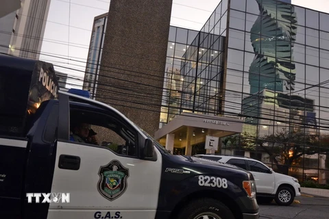 Xe của cảnh sát ở bên ngoài các văn phòng công ty luật Mossack-Fonseca. (Nguồn: AFP/TTXVN)