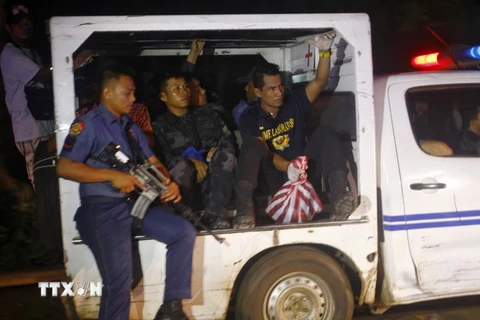 Cảnh sát Philippines làm nhiệm vụ tại khu vực Jolo, tỉnh Sulu ngày 13/6. (Nguồn: EPA/TTXVN) 