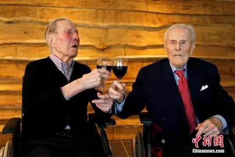 Bí quyết sống hơn trăm tuổi của cặp anh em song sinh 103 tuổi là uống rượu mỗi ngày, ăn đủ bữa và tránh xa phụ nữ.