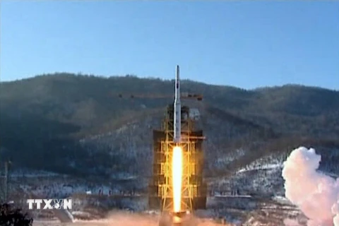 Tên lửa Unha-3 rời bệ phóng ở Trung tâm giám sát vệ tinh huyện Cholsan, tỉnh Bắc Pyongan. (Nguồn: Reuters/TTXVN)