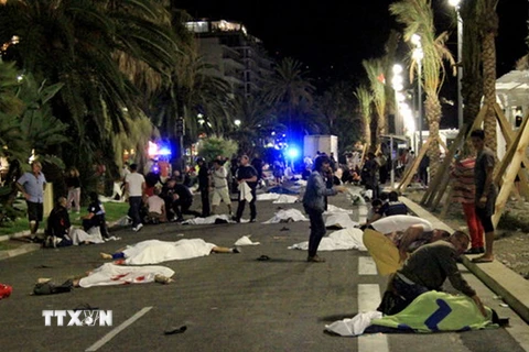 Thi thể các nạn nhân tại hiện trường vụ tấn công ở Nice. (Nguồn: The New York Times/TTXVN) 