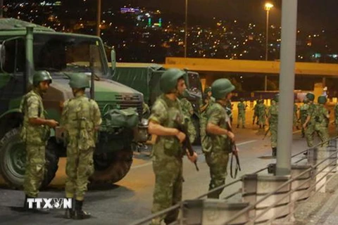 Binh sỹ trung thành với Tổng thống Thổ Nhĩ Kỳ Recep Tayyip Erdogan đang nỗ lực kiểm soát tình hình tại Ankara. (Nguồn: DW/TTXVN) 