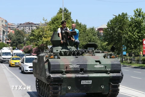 Cảnh sát Thổ Nhĩ Kỳ làm nhiệm vụ tại Istanbul ngày 16/7. (Nguồn: EPA/TTXVN) 