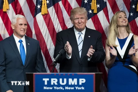Ông Donald Trump (giữa) và ông Mike Pence (trái) phát biểu tại New York, Mỹ ngày 16/7.