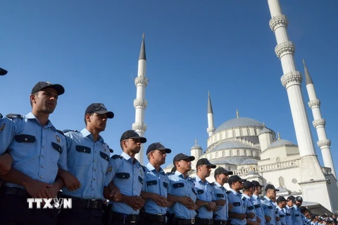 Cảnh sát Thổ Nhĩ Kỳ trong lễ tang các nạn nhân thiệt mạng trong vụ đảo chính vừa qua tại Ankara ngày 17/7. (Nguồn: AFP/TTXVN) 