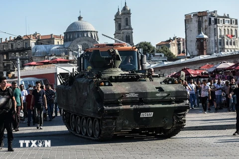 Xe tăng của quân đội Thổ Nhĩ Kỳ bỏ lại trên các đường phố ở Istanbul sau vụ đảo chính. (Nguồn: AFP/TTXVN) 